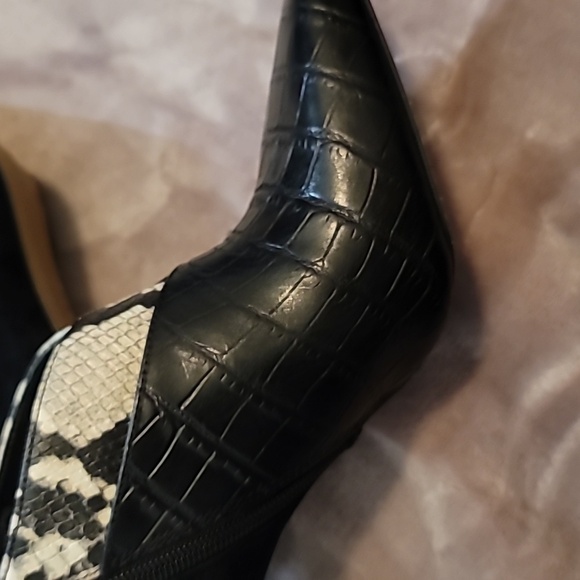 Vince Camuto Ankle Booties 10M - Picture 8 of 8